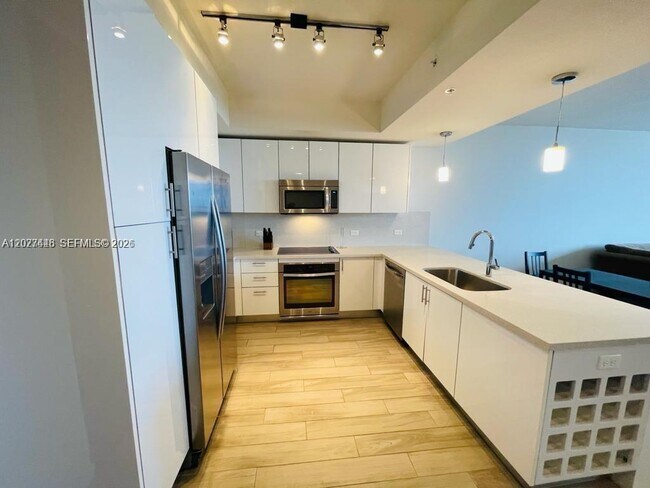 Building Photo - 999 SW 1st Ave Unit 2613