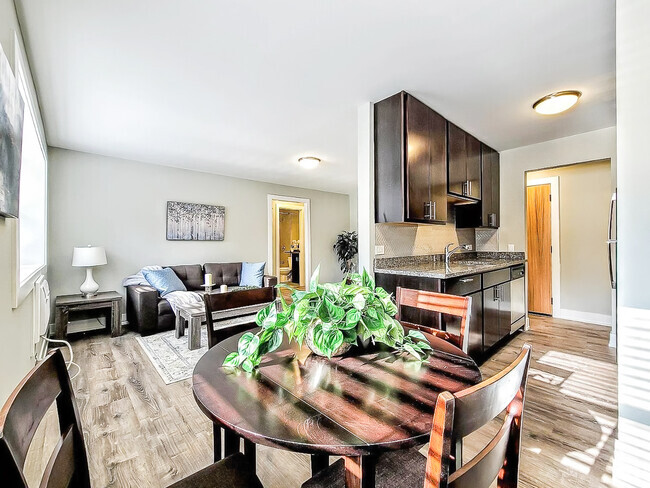 Building Photo - 525 W Surf St Unit B Rental