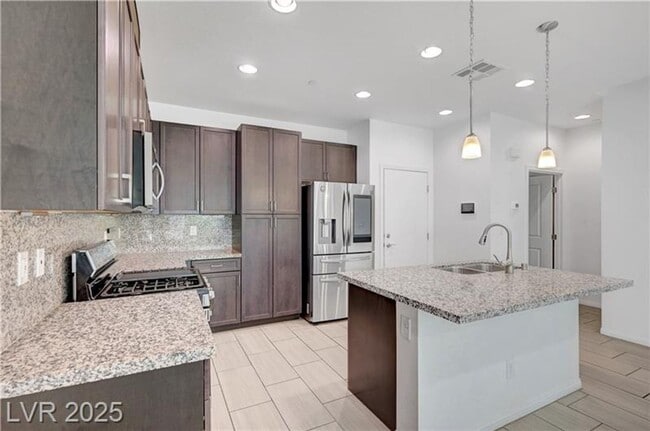 Building Photo - 3 Bedroom 2.5 Bath Townhome in Tuscany!