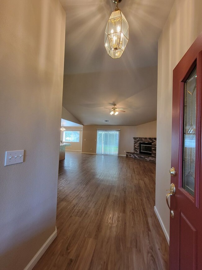 Photo - 3 Bedroom 2 Bathroom in NE Visalia!