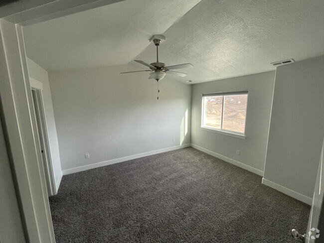 Building Photo - 681 S 1803 W Unit Master Bedroom Rental