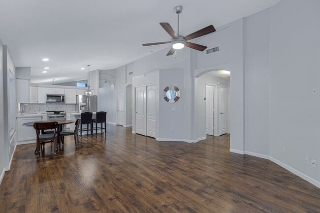 Building Photo - 4 Bedroom/2 Bathroom Remodeled home with S...