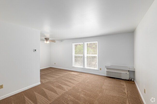 1BR, 1BA - 585SF - Living Room