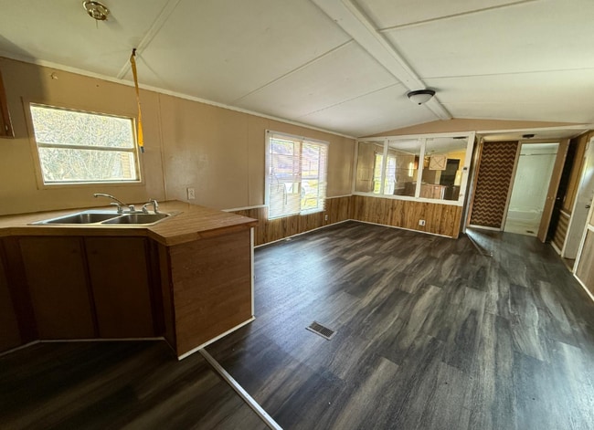 Photo - 615 S Bell St