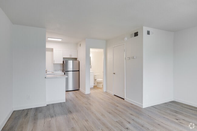 Studio, 1BR - 405SF - Kitchen - San Rivello