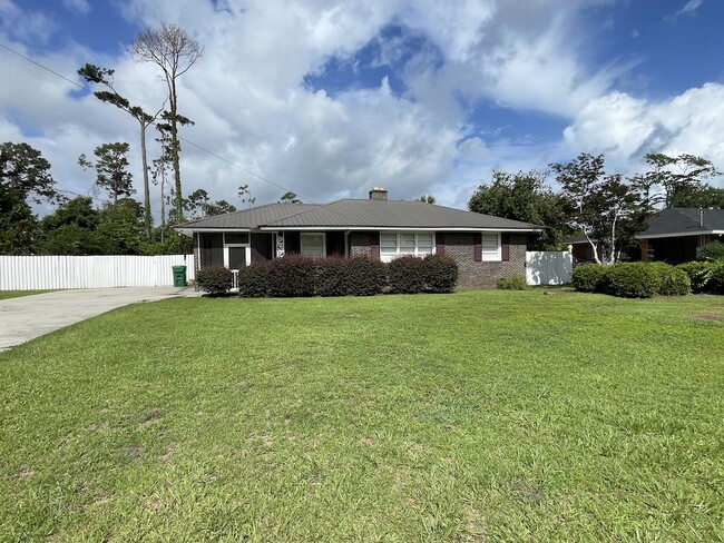 Building Photo - 2208 White Oak Dr