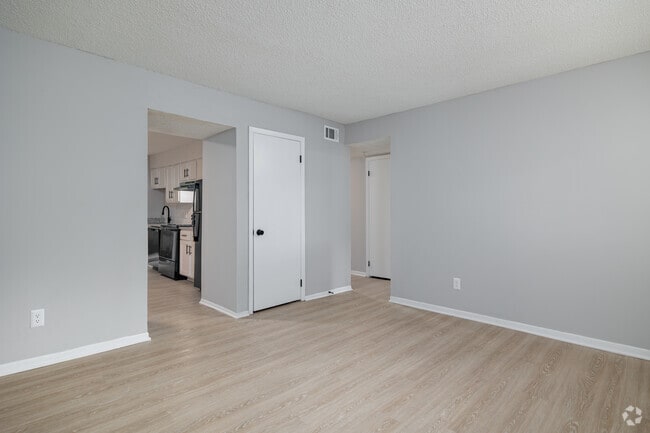 2BR, 2BA - 980SF - Living Room - Avondale Place Apartments