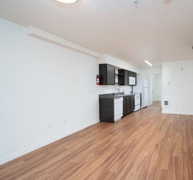 Building Photo - 3x1 upper level unit in Central Park Rose! $800 off 1st month rent!!