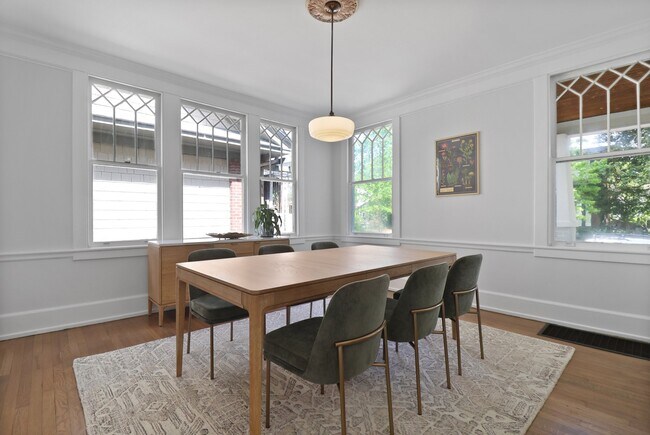 Photo - 209 E 45th St