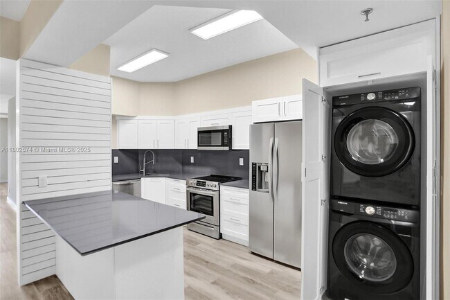 Building Photo - 8816 Collins Ave Unit 205 Rental