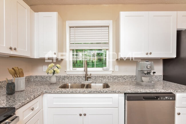 Photo - 5811 Navarre Ct