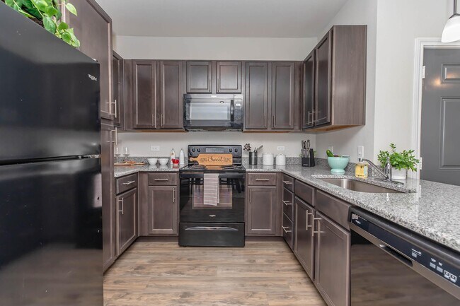 Building Photo - New move-ins get a special surprise! Unit AASF Rental