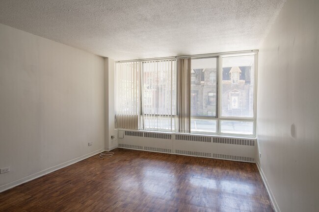 Building Photo - 1975 Maisonneuve Blvd W Unit 206