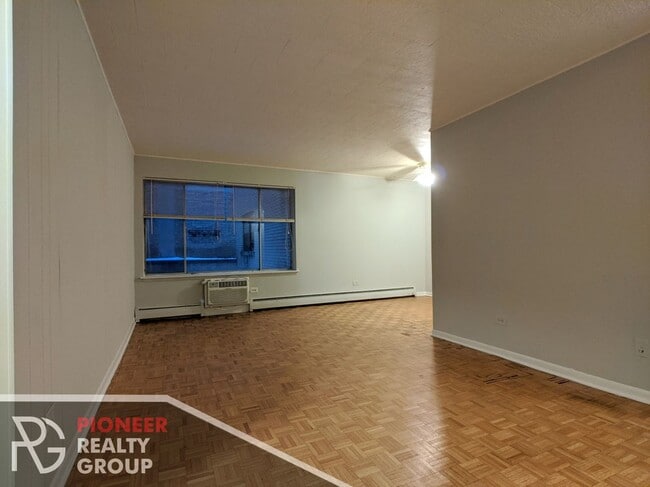 Photo - 510 W Briar Pl Unit 205