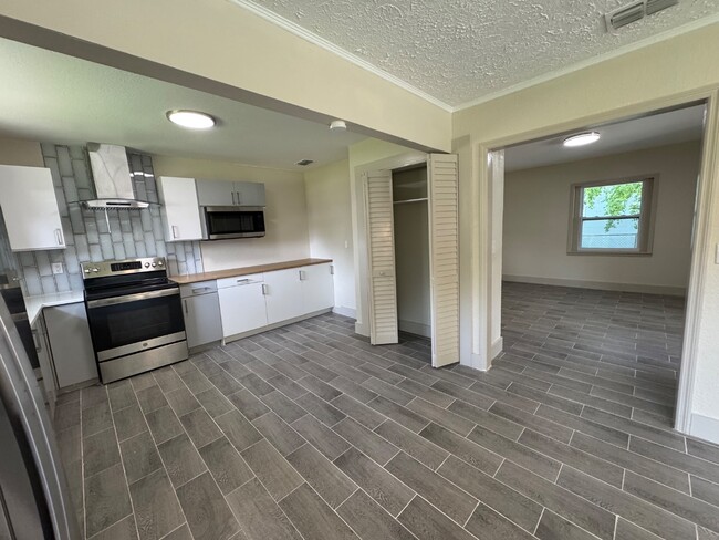 Photo - 560 Aiken St