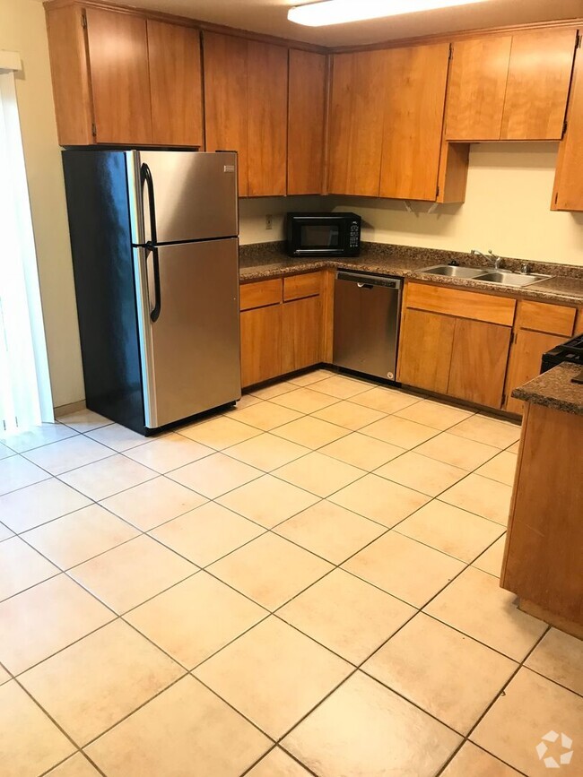 Building Photo - Spacious & Affordable 5 Bedrooms - Close t... Rental