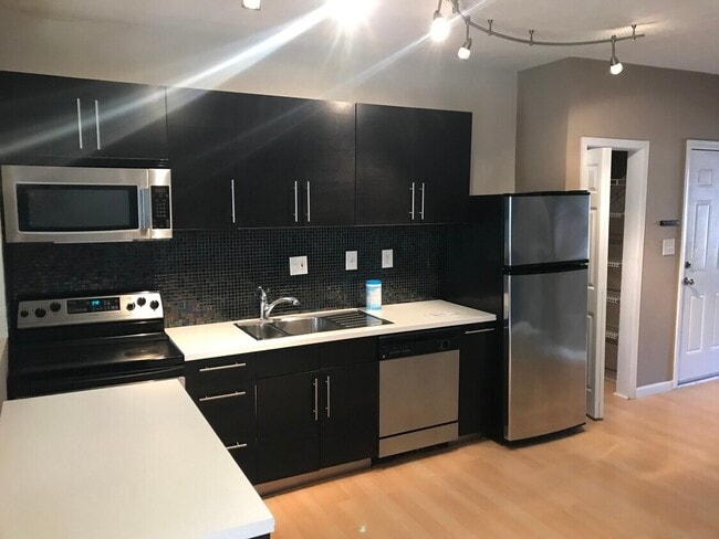 Building Photo - 1115 Penn St NE Unit # 3