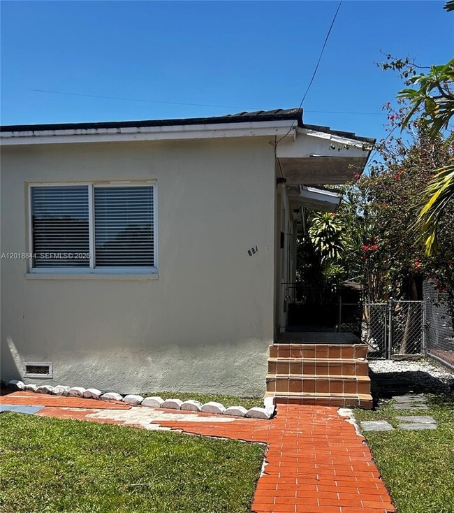 Building Photo - 831 SW 11th St Unit B