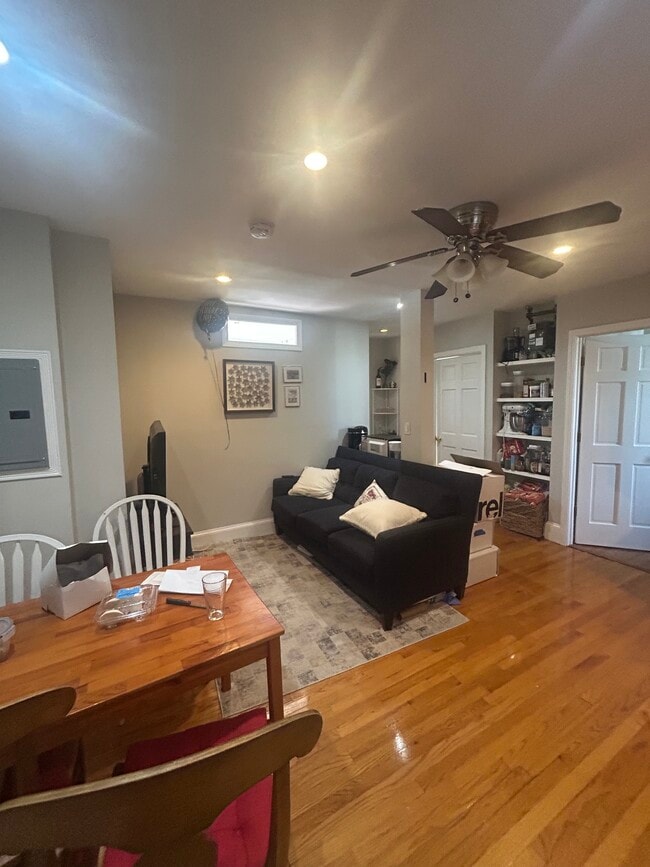 Building Photo - 220 Hanover St Unit 23