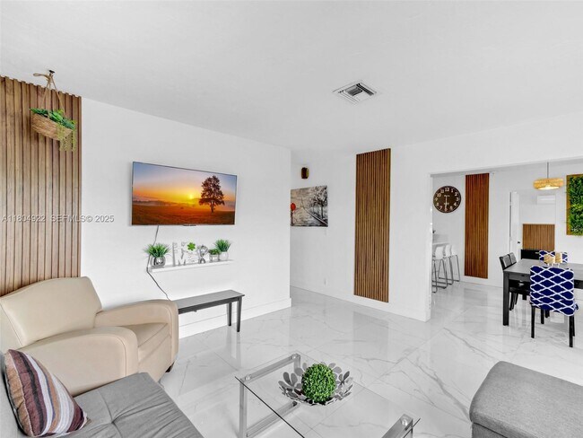 Photo - 421 W Pembroke Rd Unit 0