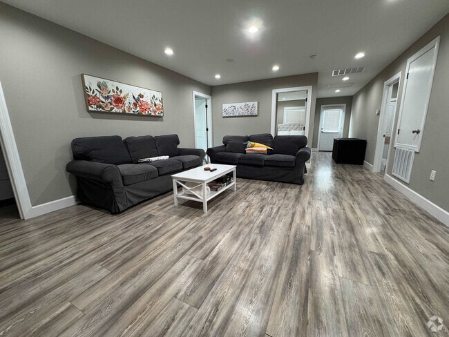 Building Photo - 420 E Cypress St Rental