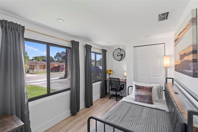 Photo - 719 NE 36th St