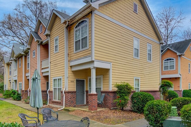 Building Photo - Live off Central Ave. in END UNIT 2 bed/2.5 bath Townhome (NO CARPET!)