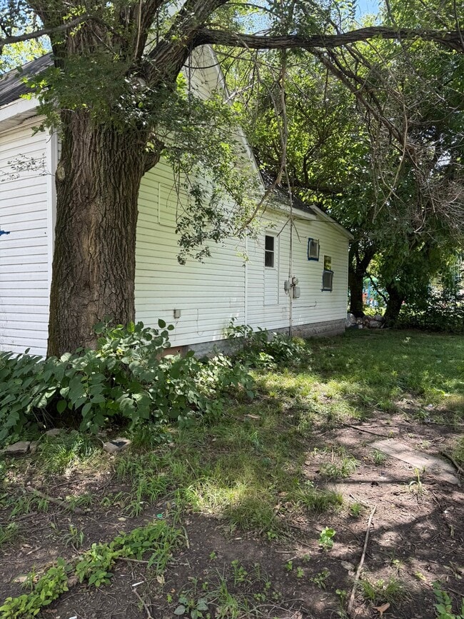 1045 E Condit St