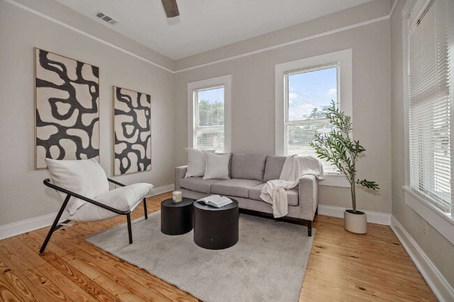 Photo - "Charming 2-Bedroom Bungalow in Tampa's Vibrant Heart – Cozy 796 Sq Ft Retreat!"
