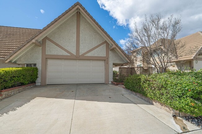 Building Photo - Beautiful 4-Bedroom Home in the Heart of Valencia!