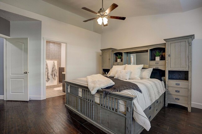 Building Photo - Great SW Bend Home Minutes from the Old Mill!