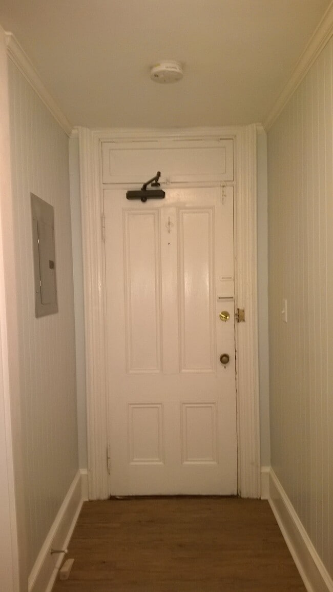 Building Photo - 1094 Woodbury Ave