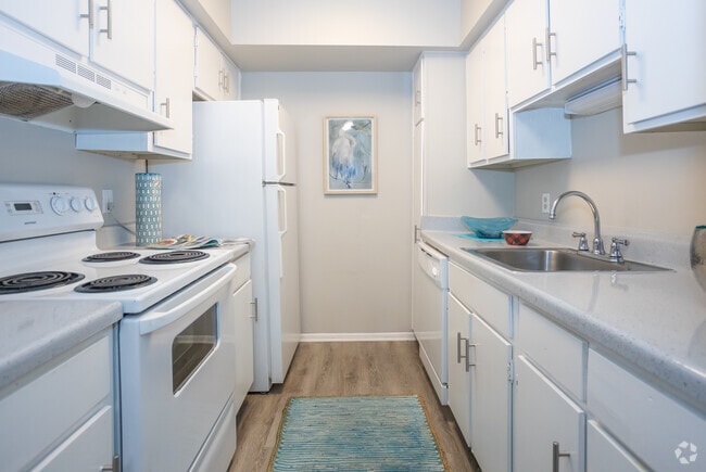 1BR, 1BA - 750SF