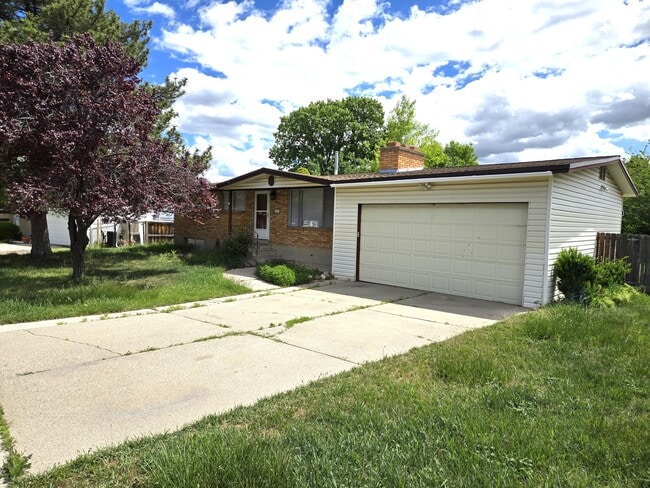 Photo - 4575 Balsam Ave House