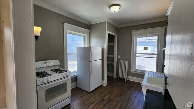 Building Photo - 927 State St Rental