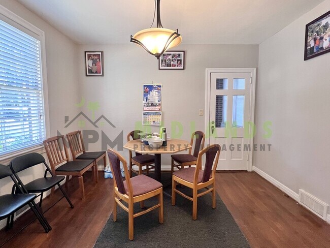 Photo - 2422 Monroe St