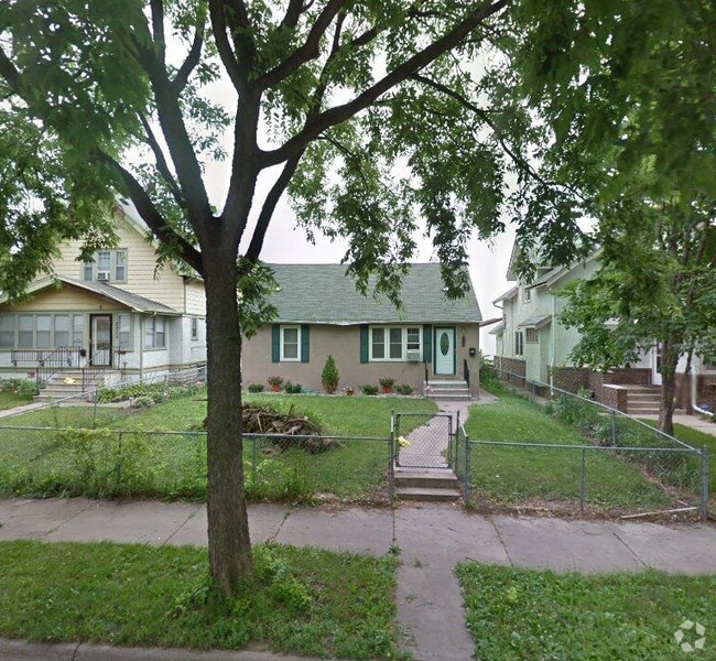 Building Photo - 2210 N Sheridan Ave Rental