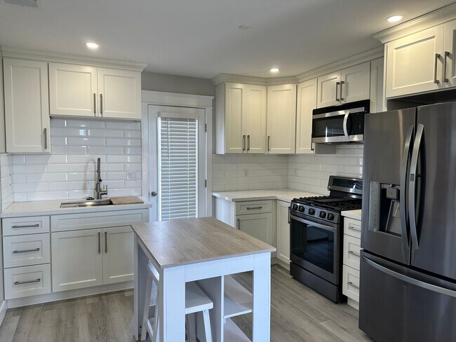 Remodeled 2bed/1 bath! Pets Ok! In-unit laundry! - Remodeled 2bed/1 bath! Pets Ok! In-unit laundry!