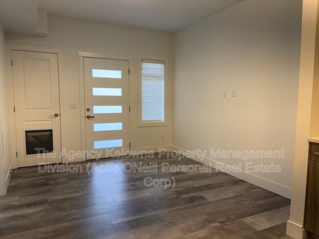 Photo - 320 Mills Rd Unité 2