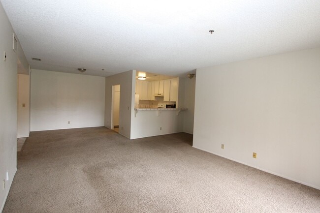 Building Photo - Large 2 bedroom 2 bathroom condo available...