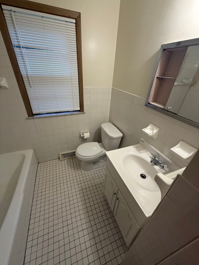 2545 Kenilworth Rd