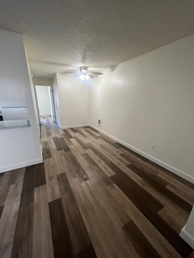 Building Photo - 1351 Dustin Dr Unit 3