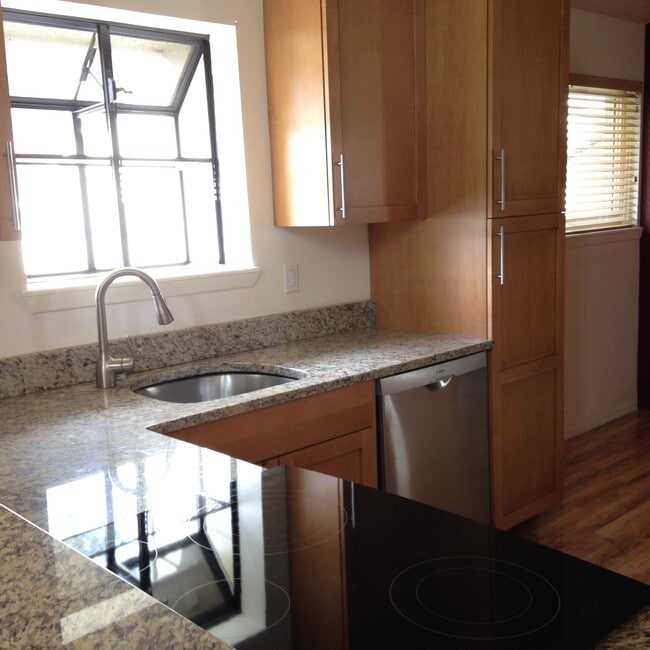 Building Photo - 7911 Countryside Dr Unit 139