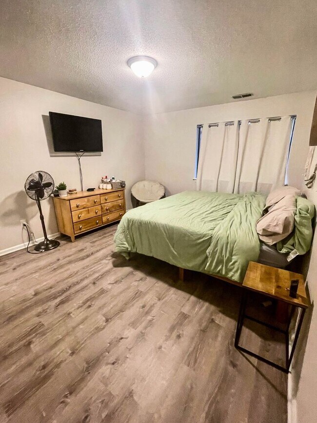 Photo - 1 Bed Condo w/ Laundry and Parking Unit 471 Whalley Ave  - J