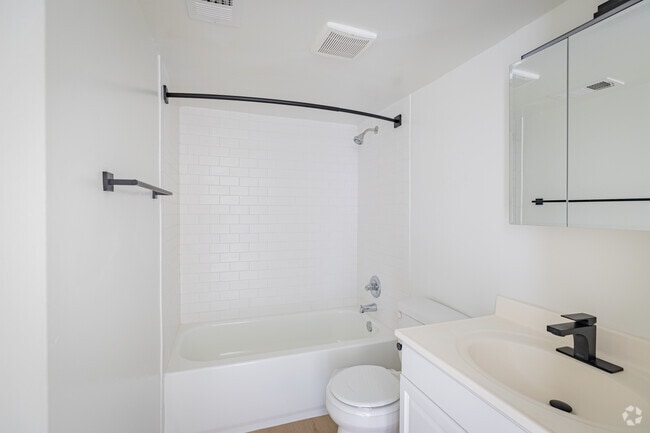 1BR, 1BA-537SF - Anniston - Bathroom