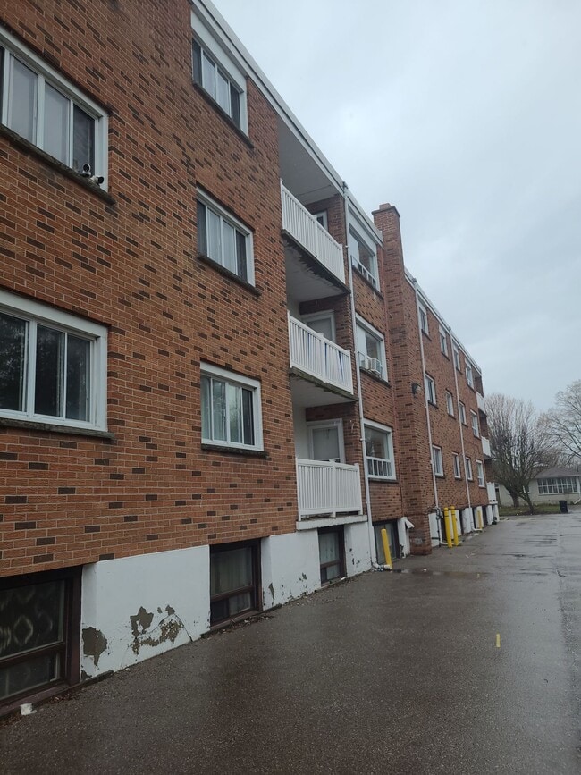 Building Photo - RENOVATED 2 BEDROOM APARTMENT ON UPPER FLOOR! FREE MONTH'S RENT! Unit 11