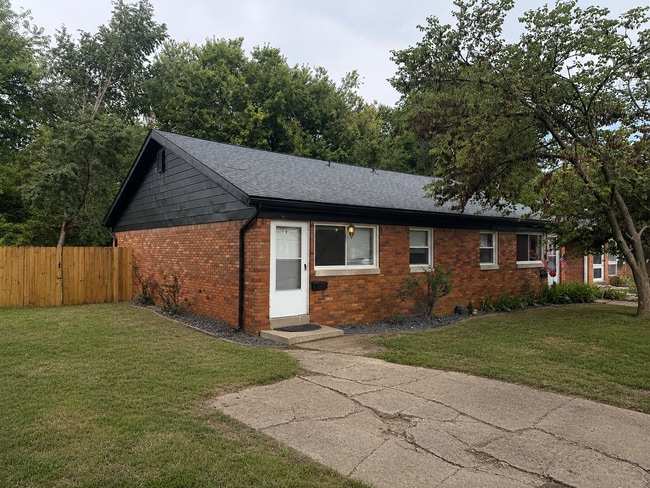 Building Photo - 904-904 W Fairlawn Cir Unit 902