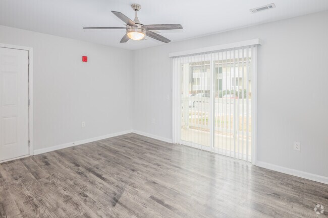 2BR, 2BA - 1,006SF Renovated - Living Room