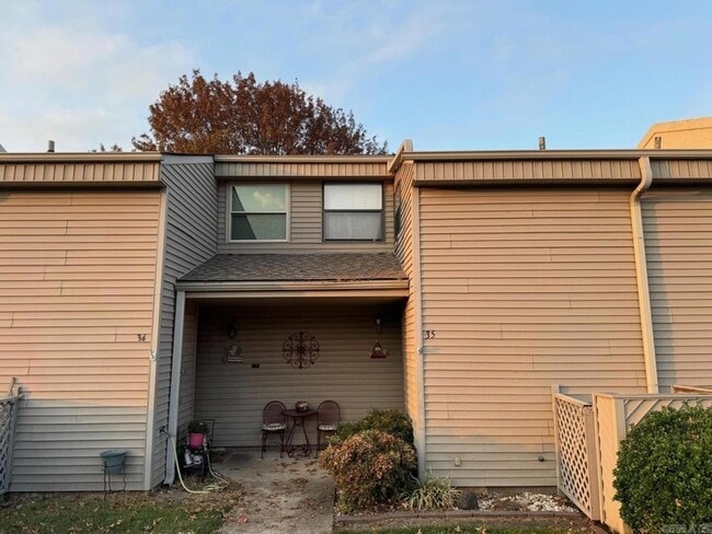 Building Photo - 135 Hillview Dr