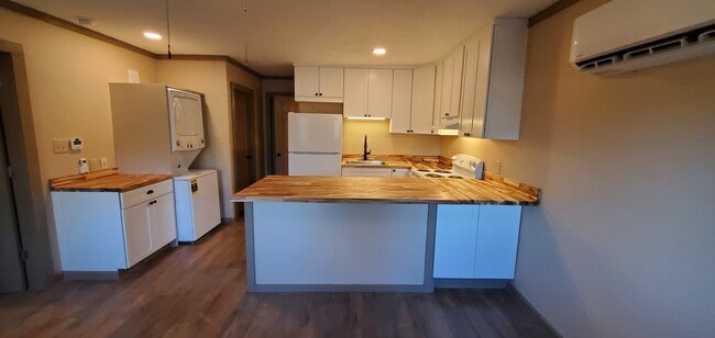 Kitchen with washer/dryer - 303 Clint Norris Rd Unidad 303  2